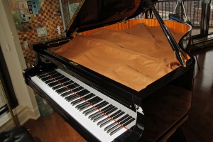Un beau piano équipé d'une couverture de cordes
